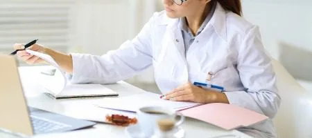 doctora investigando - Gedyt - Gastroenterología, diagnostica y terapeútica