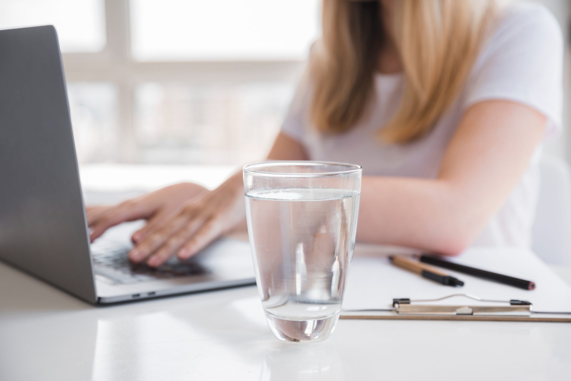 Un vaso de agua fresca en verano para prevenir el estreñimiento. | Gedyt Gastroenterología Diagnóstica y Terapéutica