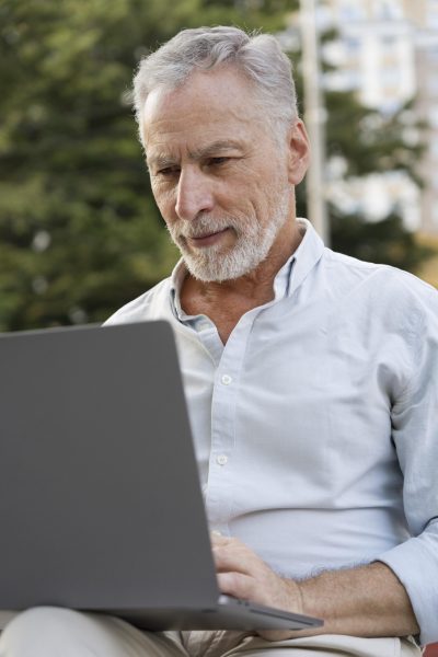 hombre-pc-50 estudio clínicos gastroenterológicos | Gedyt gastroenterologia
